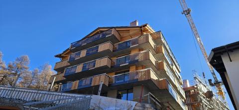 Ein Haus in Saas Fee das fast fertig gestellt ist