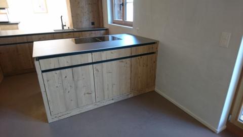 Kücheninsel mit Holzverkleidung